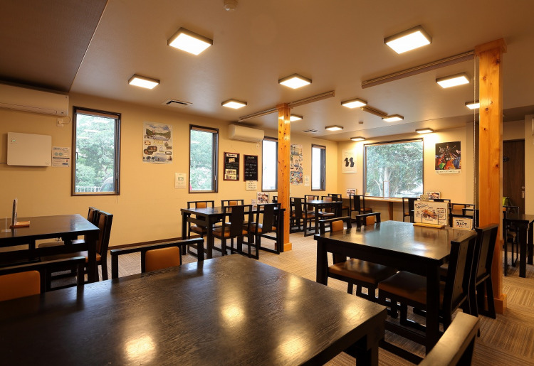 ランチは1階の食事処でゆっくり食事を愉しめる