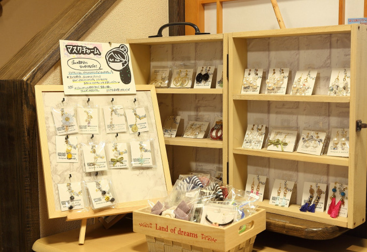 店内レジ横には店長が作成したアクセサリー販売も