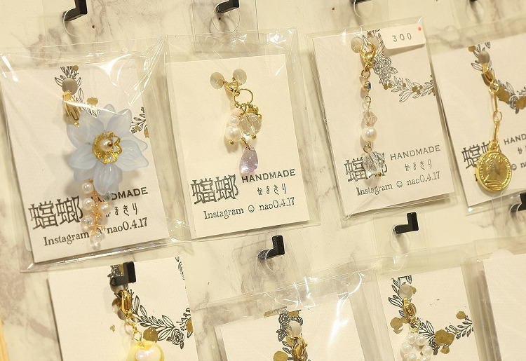 ハンドメイドアクセサリーの販売