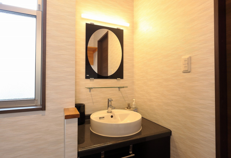 民宿部屋「さざなみ」の洗面所の様子